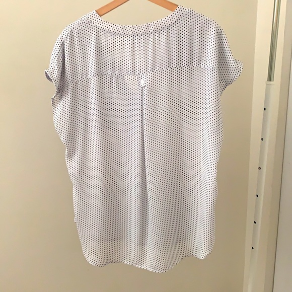 Women’s Sleeveless Blouse - Picture 2 of 4